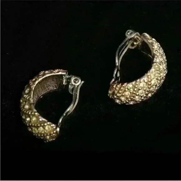 VINTAGE SPARKLING LES BERNARD SILVER TONE GLASS GEMS HALF HOOP CLIP ON EARRINGS - Picture 5 of 16